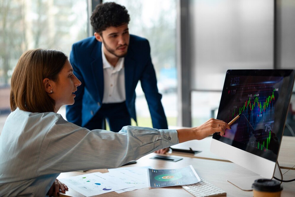 https://premiumfinancialgroup.org/wp-content/uploads/2024/10/gente-oficina-analizando-revisando-graficos-financieros_23-2150377123.jpg